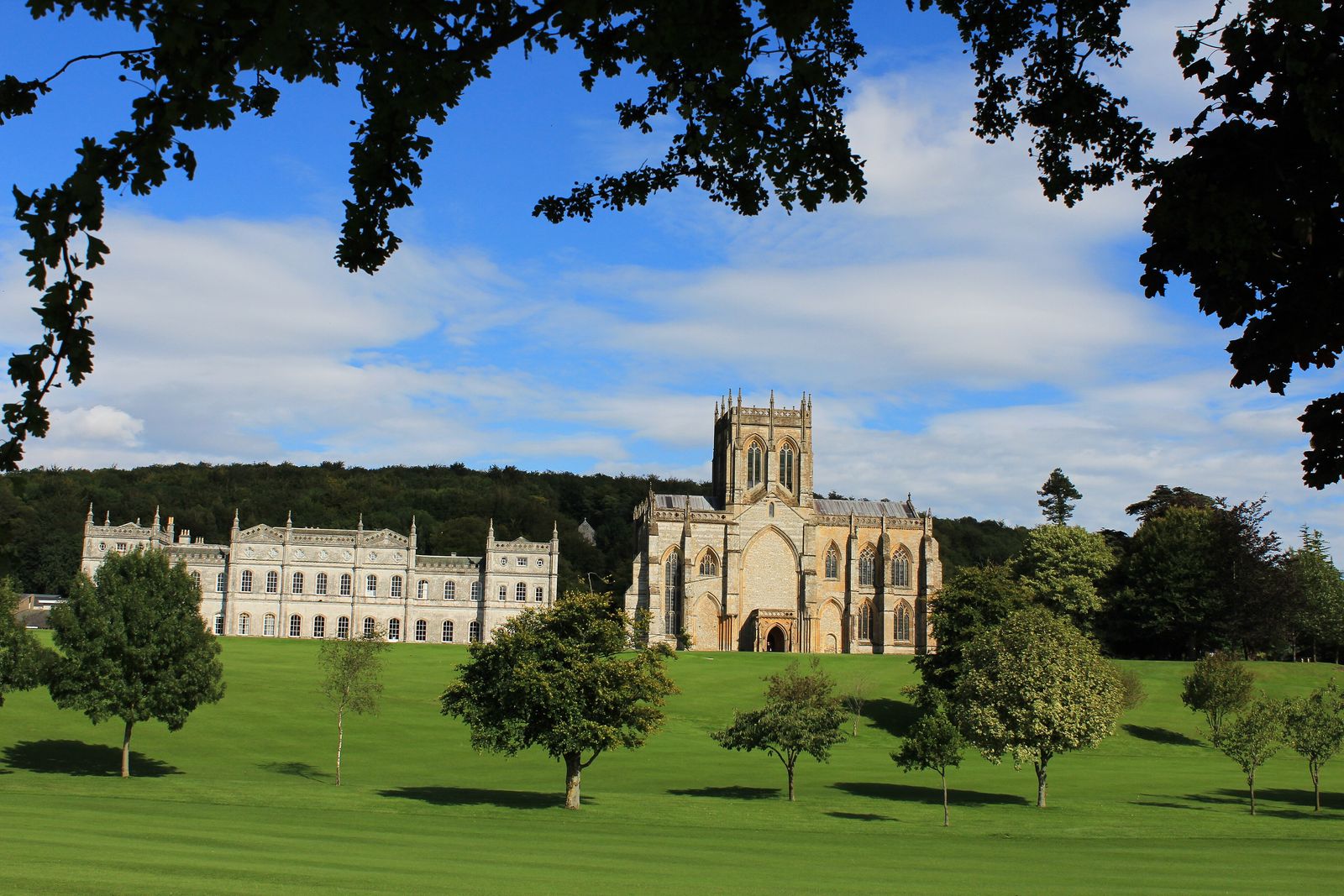 米爾頓修道院學校 Milton Abbey School