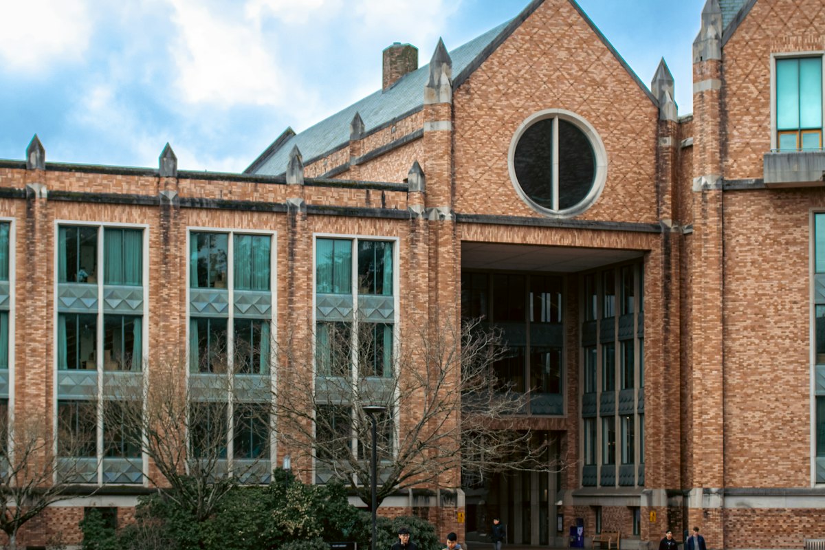 美國白宮宣布調查9所大學的J-1交流訪問者簽證使用情形：Harvard、Yale、Stanford、MIT等已收到傳票