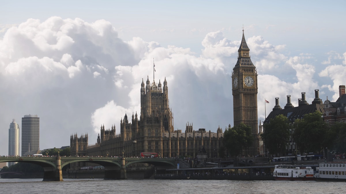 英國《移民與庇護法案2026》7月13日完成國會二讀：264票通過，設立獨立上訴機構、收緊人權豁免及庇護支援償還規定
