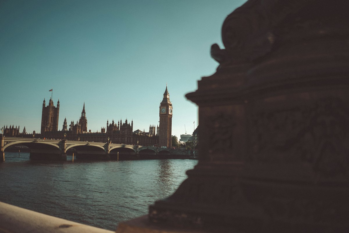 英國技術工人簽證新規即日生效：經認定的現代奴役受害者可離開虐待型雇主，轉任任何合法雇主而不失身分