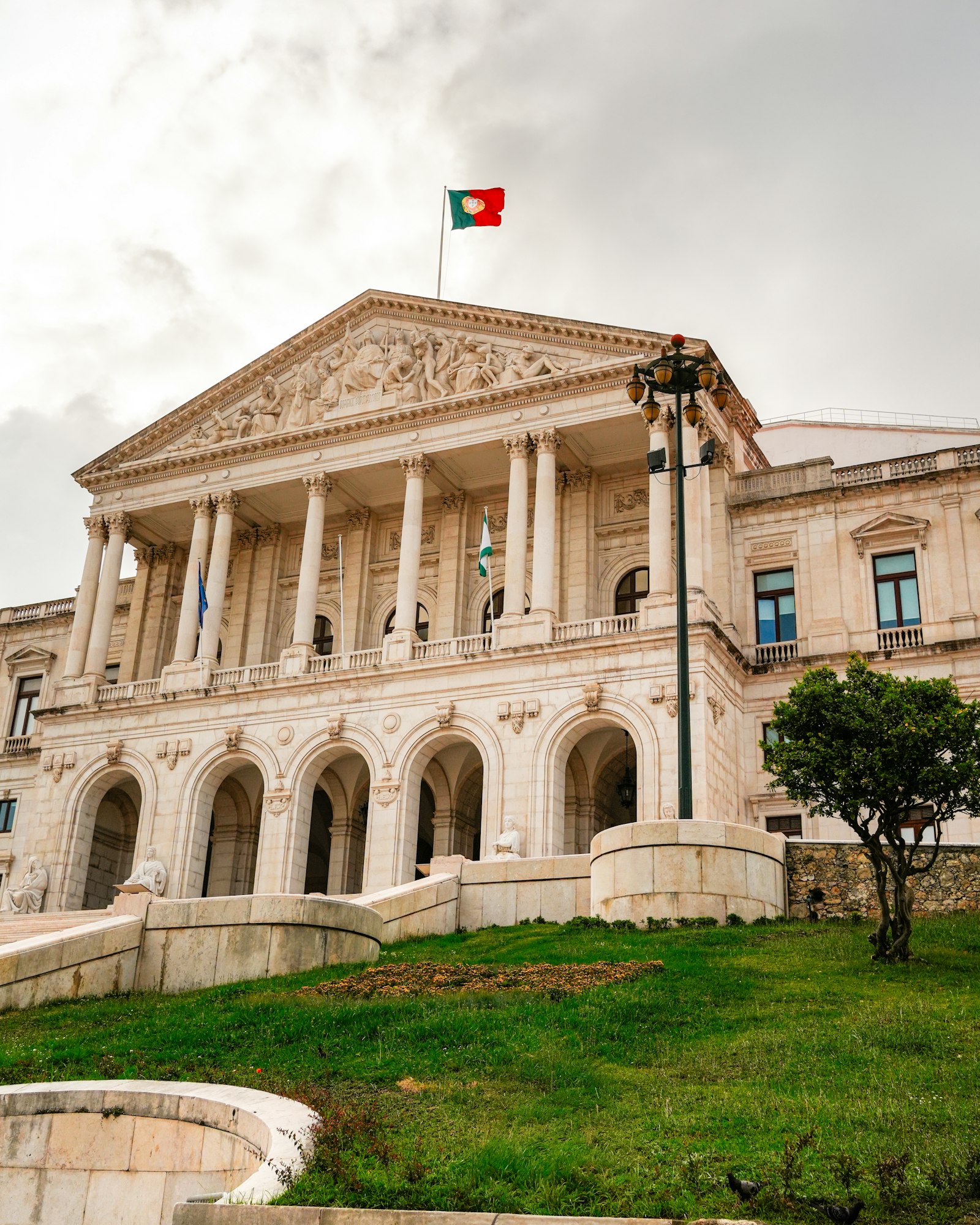 葡萄牙律師公會代表團考察AIMA里斯本辦公室，主席揭露排隊過久、線上系統資訊錯誤等三大缺失